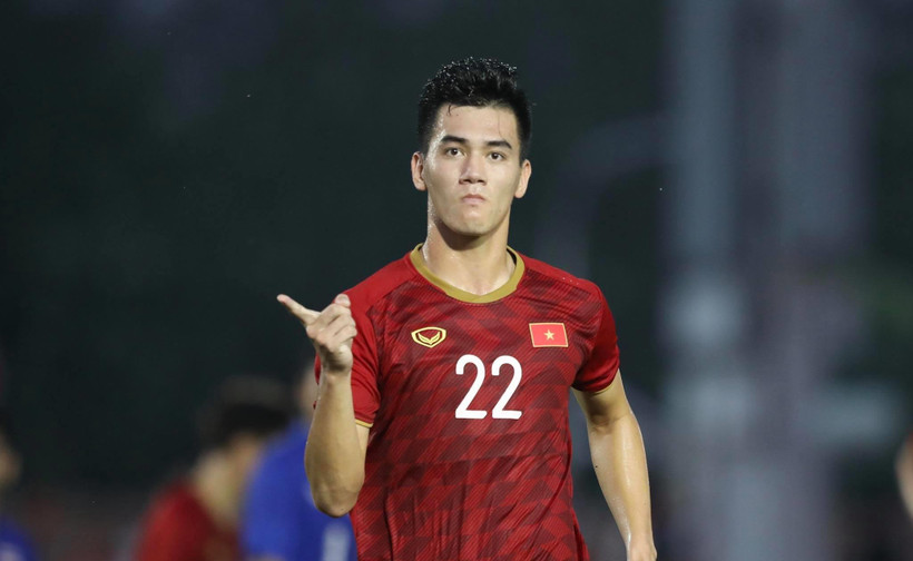 Tiến Linh tiễn U22 Thái Lan về nước. (Ảnh: Vietnam+)