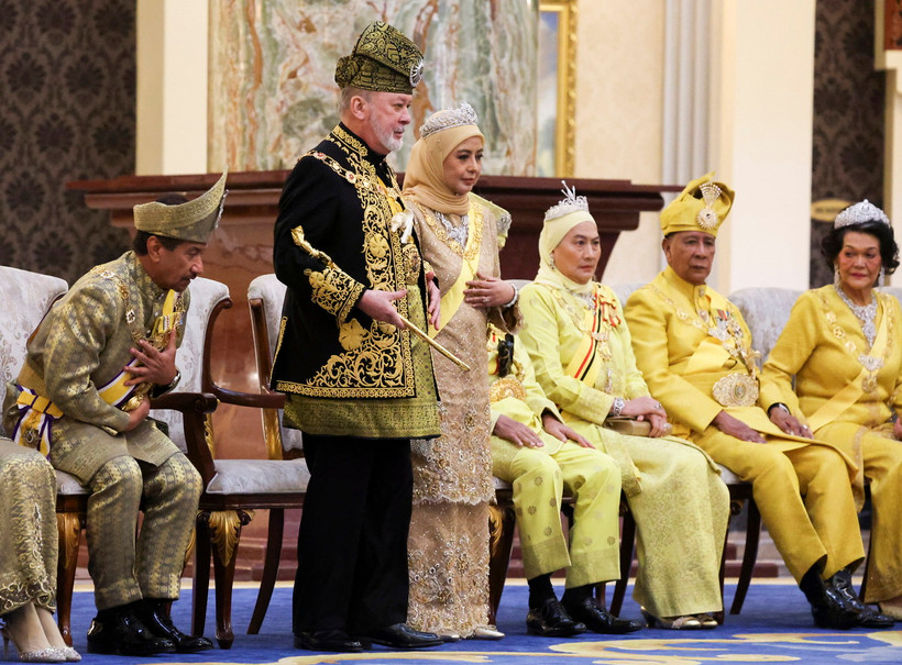 Quốc vương Malaysia Sultan Ibrahim và Hoàng hậu Raja Zarith Sofiah Idris Shah trong trang phục nghi lễ Hoàng cung cùng bước lên ngai vàng trong lễ đăng quang ở Kuala Lumpur, ngày 20/7/2024. (Ảnh: AFP/TTXVN)
