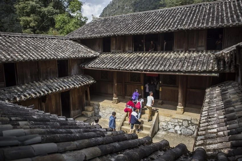 Khu dinh thự của vua Mèo (Dinh thự họ Vương, hay còn được gọi với tên Nhà Vương) tọa lạc trong một thung lũng thuộc địa bàn xã Xà Phìn, huyện Đồng Văn, tỉnh Hà Giang. (Ảnh: Trọng Đạt/TTXVN)