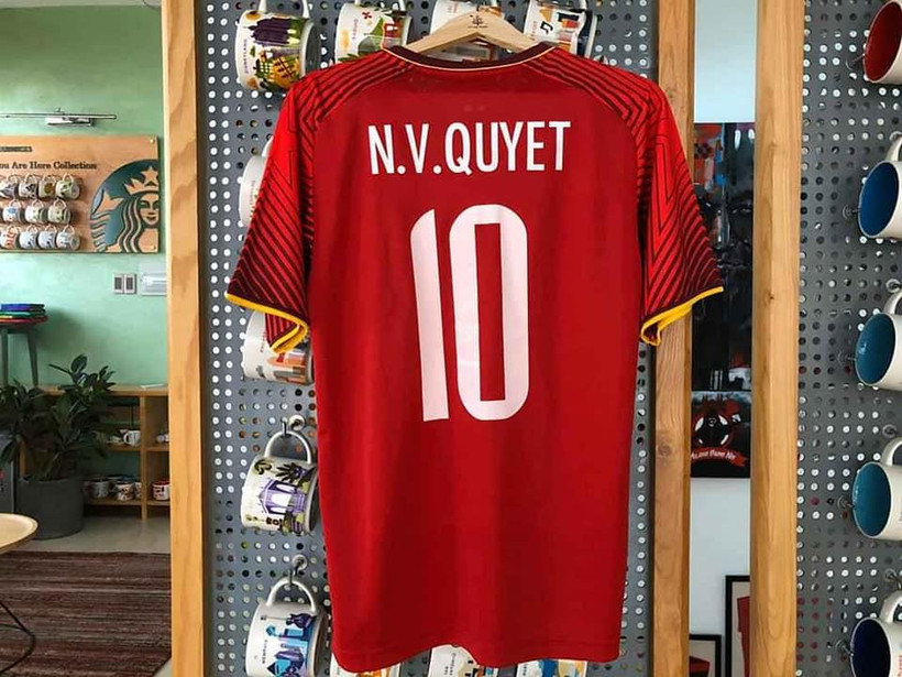 Chiếc áo đấu giá của Văn Quyết. (Nguồn: Facebook)