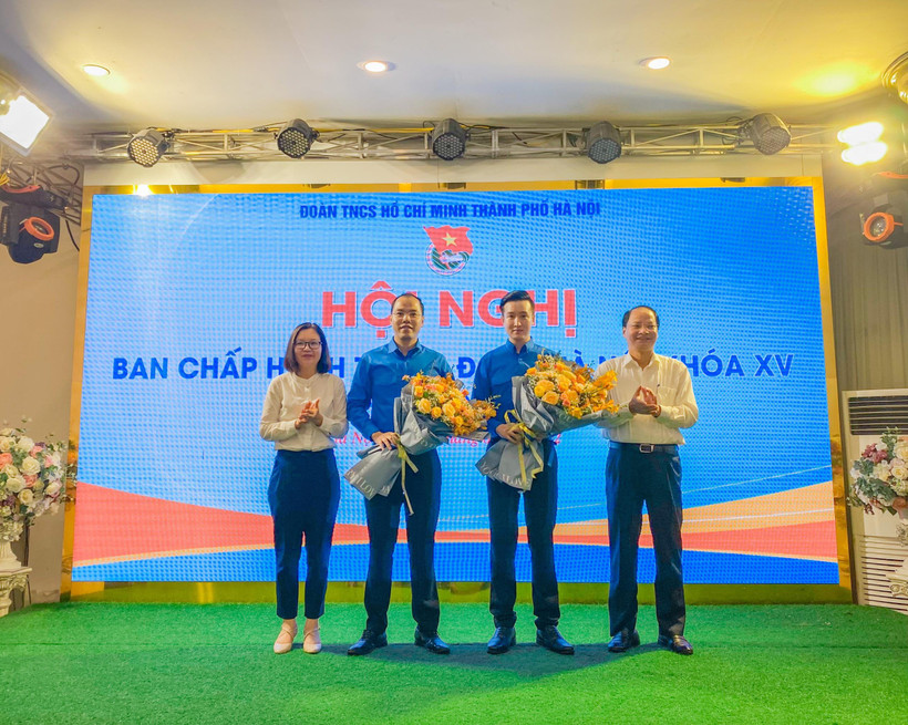 Các đồng chí lãnh đạo thành phố tặng hoa chúc mừng hai tân Phó Bí thư Thành đoàn Hà Nội. (Ảnh: PV/Vietnam+)