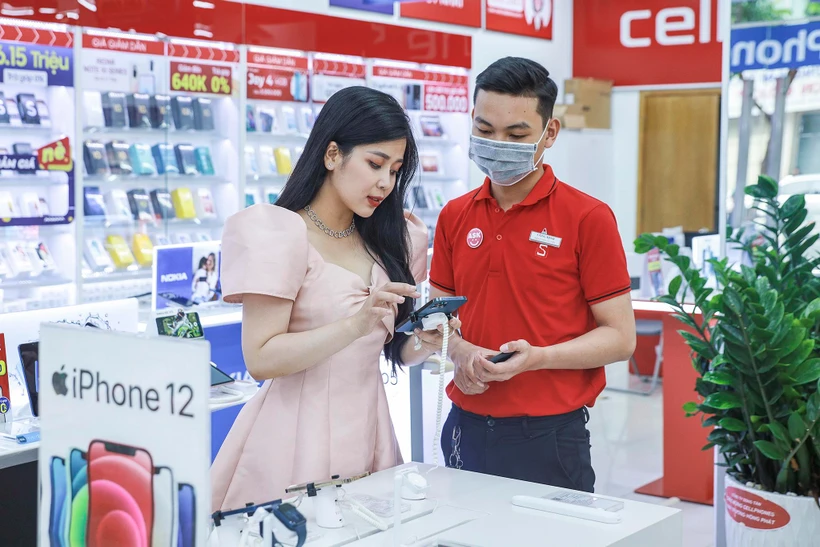 Một loạt các mẫu iPhone tiếp tục được giảm giá sâu tại các đại lý bán hàng. (Ảnh: PV/Vietnam+)