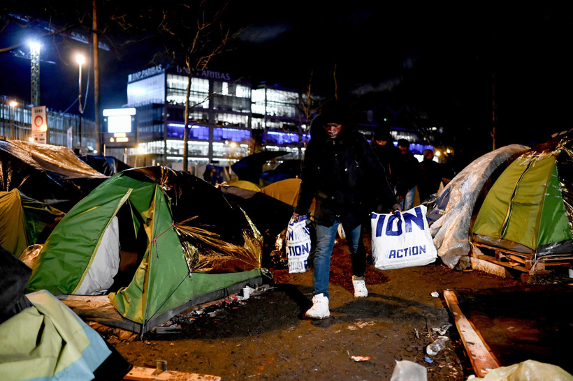 Người di cư sơ tán khỏi khu lều tạm ở Paris, Pháp, ngày 28/1/2020. (Ảnh: AFP/ TTXVN)