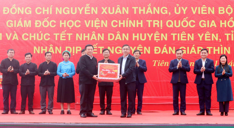 Ủy viên Bộ Chính trị Nguyễn Xuân Thắng tặng quà Tết cho đảng bộ, chính quyền, nhân dân huyện Tiên Yên. (Ảnh: Văn Đức/TTXVN)