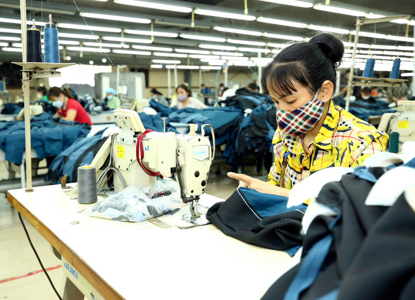 May hàng xuất khẩu tại công ty may Hồ Gươm, Mỹ Hào, Hưng Yên. (Ảnh: Trần Việt /TTXVN)