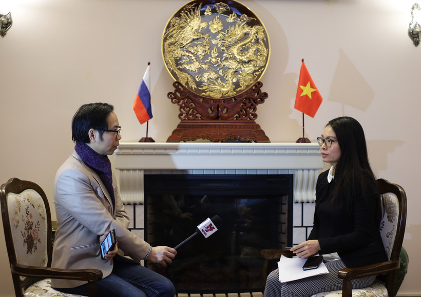 Bà Nguyễn Quỳnh Mai, Tham tán công sứ, Trưởng Ban công tác ứng phó dịch bệnh COVID-19 của Đại sứ quán Việt Nam tại Liên bang Nga trả lời phỏng vấn. (Ảnh: Trần Hiếu/TTXVN)