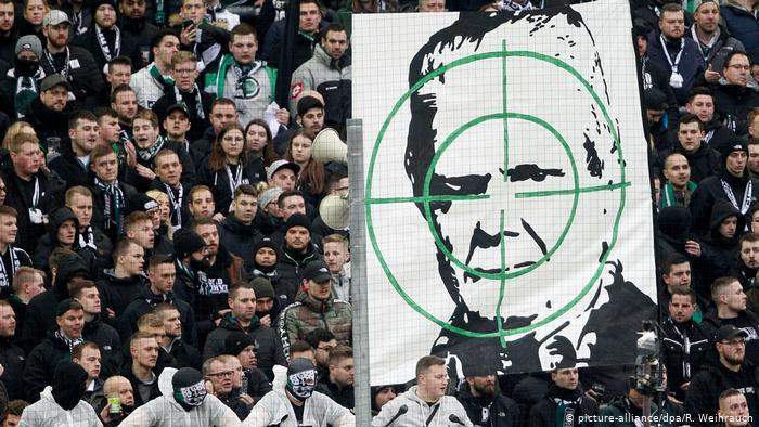 Cổ động viên không ưa gì Dietmar Hopp.