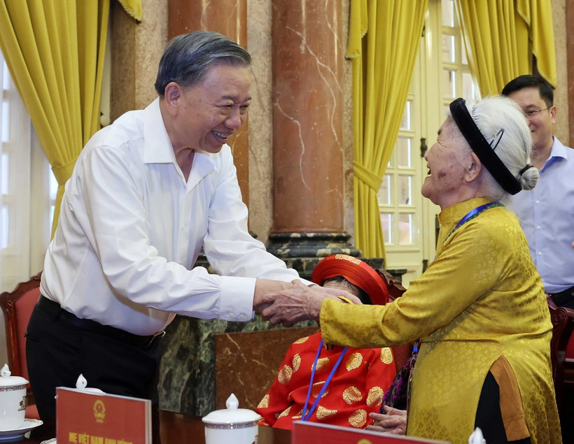 Chủ tịch nước Tô Lâm với Mẹ Việt Nam Anh hùng. (Ảnh: Nhan Sáng/TTXVN)