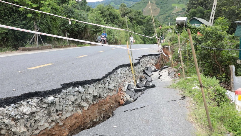 Sạt lở nghiêm trọng trên tuyến Quốc lộ 15C, một ngôi nhà bị sập. (Ảnh: Nguyễn Nam/TTXVN)