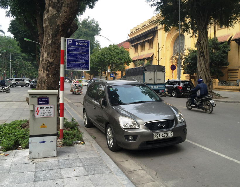 Một điểm trông giữ xe dưới lòng đường qua hệ thống ứng dụng iParking. (Ảnh: Việt Hùng/Vietnam+)