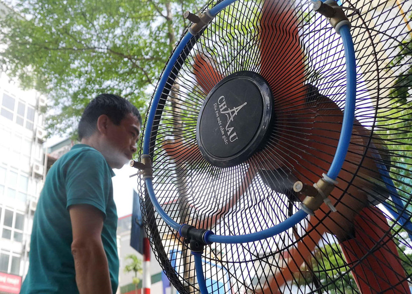 Quạt máy được lắp thêm bộ hơi nước để giảm nhiệt, làm mát. (Ảnh: Thanh Tùng/TTXVN)