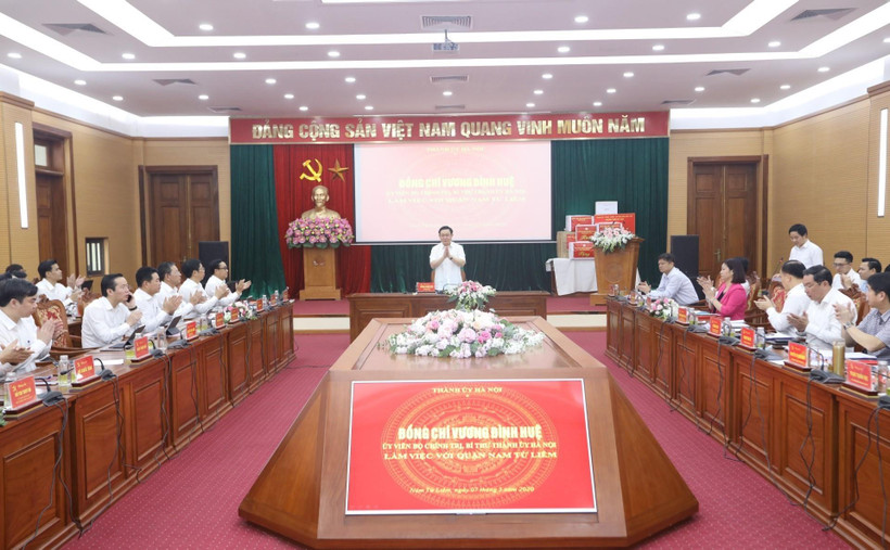 Bí thư Thành ủy Hà Nội Vương Đình Huệ chủ trì buổi làm việc với Ban Thường vụ Quận ủy Nam Từ Liêm. (Ảnh: Văn Điệp/TTXVN)