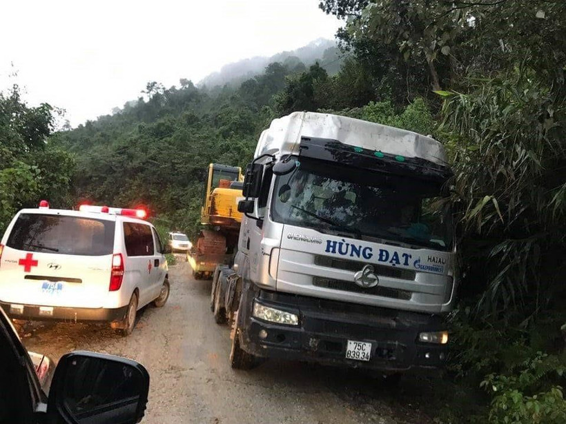 Xe cứu thương của lực lượng y tế tham gia cứu nạn các nạn nhân. (Ảnh: Lê Lâm/TTXVN)