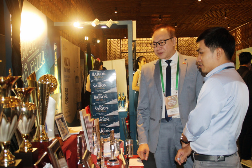 Đại biểu tham quan gian hàng doanh nghiệp bên lề Diễn đàn kinh doanh 2020. (Ảnh: Mỹ Phương/TTXVN)