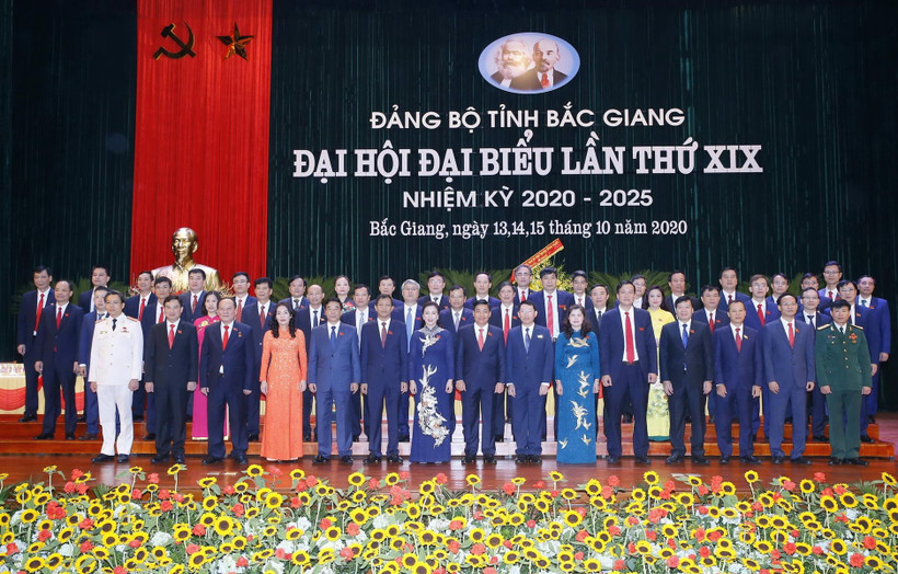Ban Chấp hành Đảng bộ tỉnh Bắc Giang khóa XIX, nhiệm kỳ 2020-2025 ra mắt Đại hội. (Ảnh: Doãn Tấn/TTXVN)