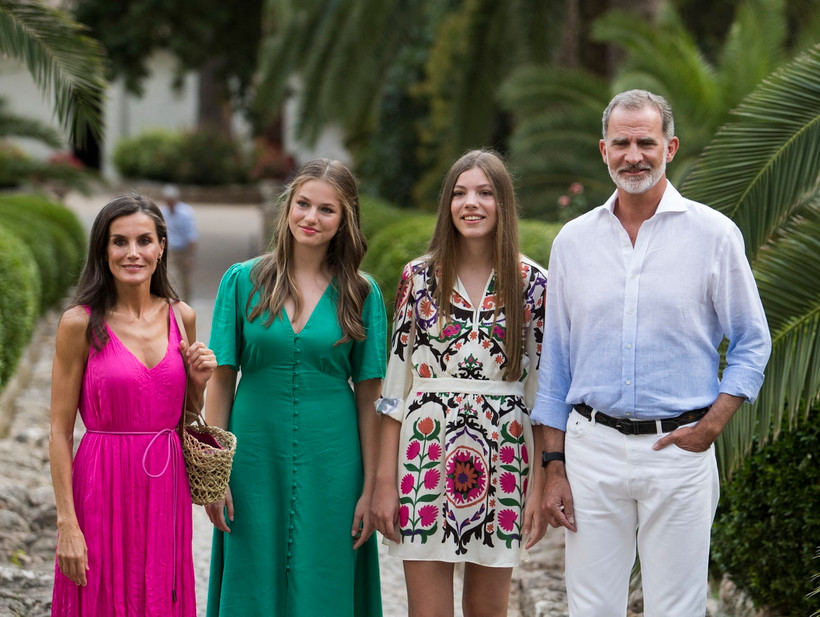 (Từ trái sang) Hoàng hậu Letizia, Công chúa Leonor, Công chúa Sofia và Nhà vua Felipe VI trong kỳ nghỉ hè ở đảo Mallorca, Tây Ban Nha ngày 31/7/2023. (Ảnh: AFP/TTXVN)