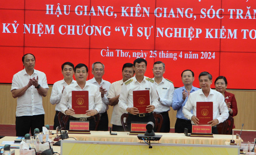 Lễ ký kết Quy chế phối hợp công tác giữa Kiểm toán nhà nước và Thường trực Hội đồng Nhân dân, Ủy ban Nhân dân tỉnh Hậu Giang. (Ảnh: TTXVN phát)