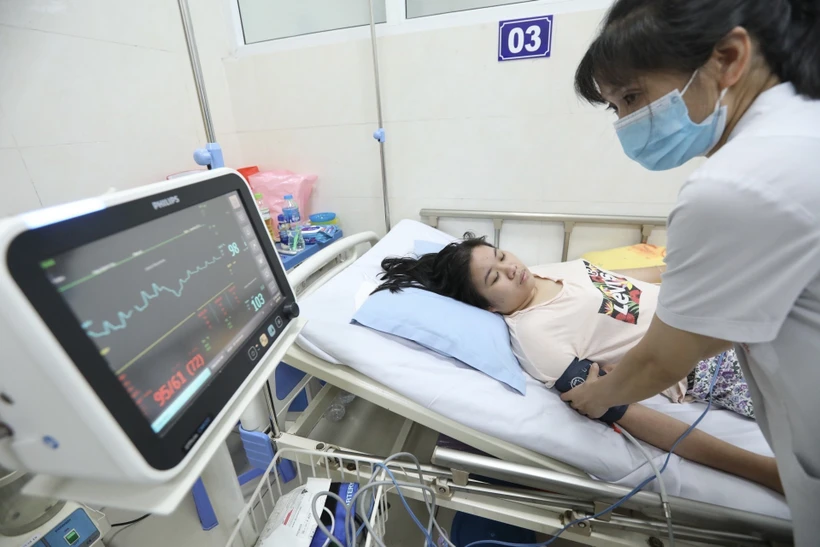 Điều dưỡng chăm sóc bệnh nhân. (Nguồn: TTXVN)