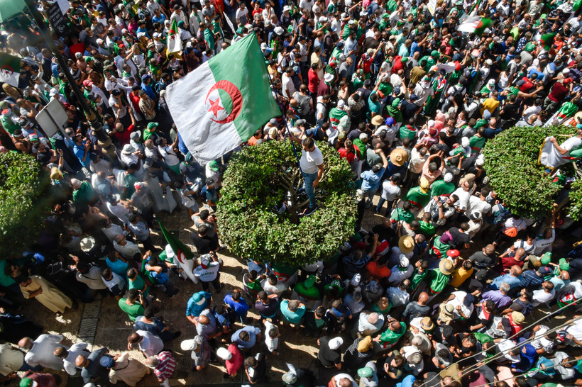 Biểu tình tại thủ đô Algiers, Algeria, phản đối chính phủ. (Ảnh: AFP/TTXVN)