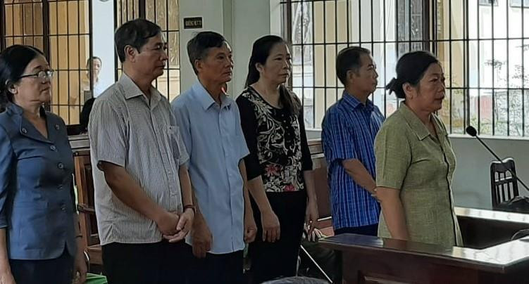 Các bị cáo trước tòa. (Ảnh: Sỹ Tuyên/TTXVN)