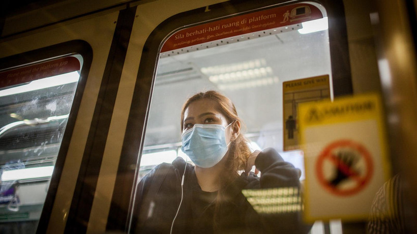Một phụ nữ ở Singapore đeo khẩu trang phòng chống COVID-19. (Nguồn: Getty Images)