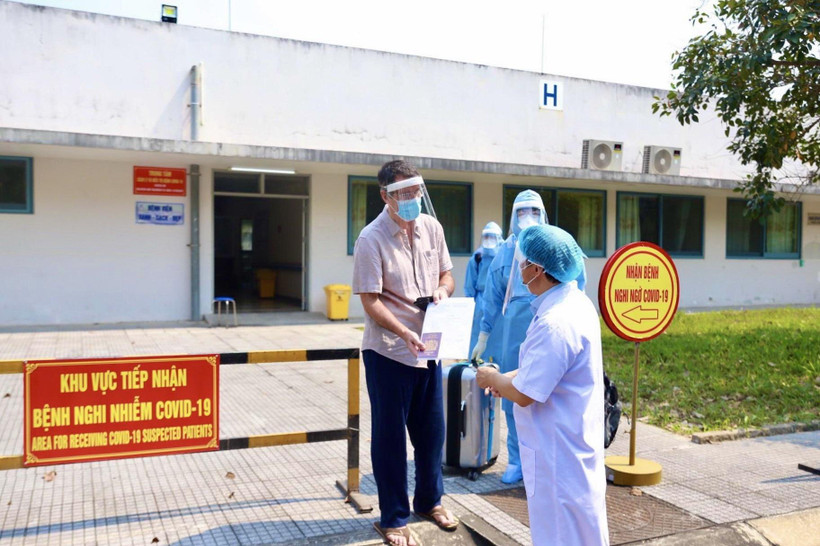 Lãnh đạo Bệnh viện Trung ương Huế trao kết quả xét nghiệm cho bệnh nhân số 33. (Ảnh: Mai Trang/TTXVN)