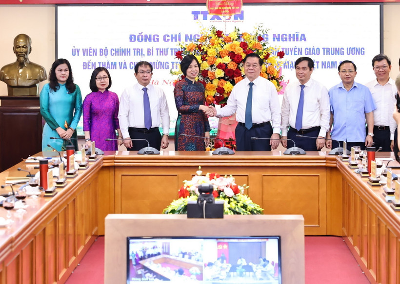 Trưởng Ban Tuyên giáo Trung ương Nguyễn Trọng Nghĩa tặng hoa chúc mừng TTXVN nhân kỷ niệm 99 năm Ngày Báo chí cách mạng Việt Nam. (Ảnh: Minh Đức/TTXVN)