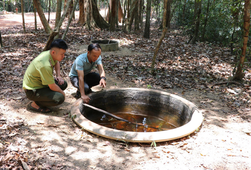 Lực lượng kiểm lâm và cán bộ của Khu Bảo tồn Thiên nhiên Văn hóa Đồng Nai kiểm tra một điểm tiếp nước cho động vật hoang dã tại rừng Mã Đà. (Ảnh: Sỹ Tuyên/ TTXVN)