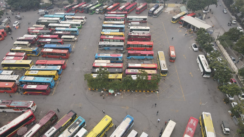 Phương tiện đỗ tại bến xe khách tại Hà Nội để đón khách. (Ảnh: PV/Vietnam+)