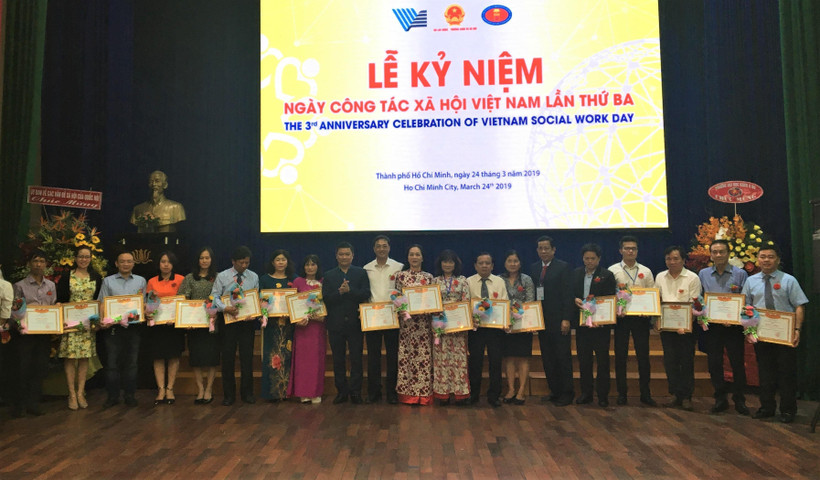 Nhiều tập thể, cá nhân được khen thưởng vì có thành tích xuất sắc trong lĩnh vực công tác xã hội. (Ảnh: Thu Hoài/TTXVN) 