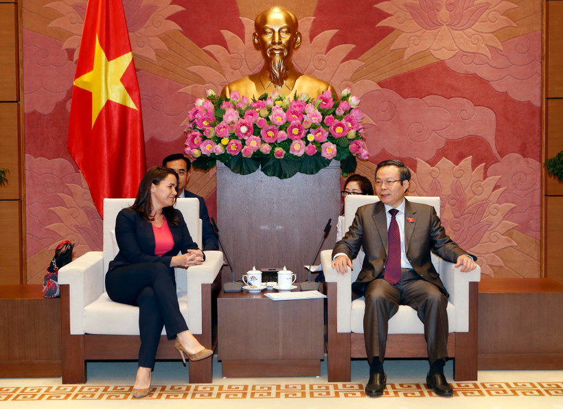 Phó Chủ tịch Quốc hội Phùng Quốc Hiển tiếp bà Novak Katalin. (Ảnh: Phạm Kiên/TTXVN)