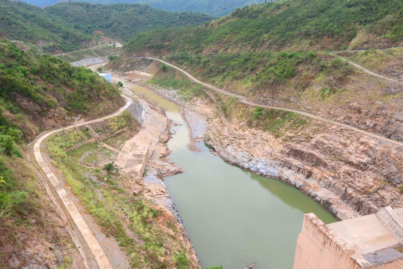 Khu vực hồ thủy điện Bản Vẽ ở tỉnh Nghệ An từng khô cạn tới trơ đáy do nắng nóng kéo dài liên tục và nước thượng nguồn đổ về lòng hồ ít. (Ảnh: Nguyễn Oanh/TTXVN)