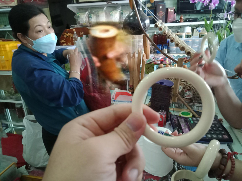 Hoạt động bày bán ngà voi và các sản phẩm liên quan tại điểm bán đồ lưu niệm nằm đối diện trước cổng Sở Nông nghiệp và Phát triển Nông thôn tỉnh Gia Lai. (Ảnh: HV/Vietnam+)