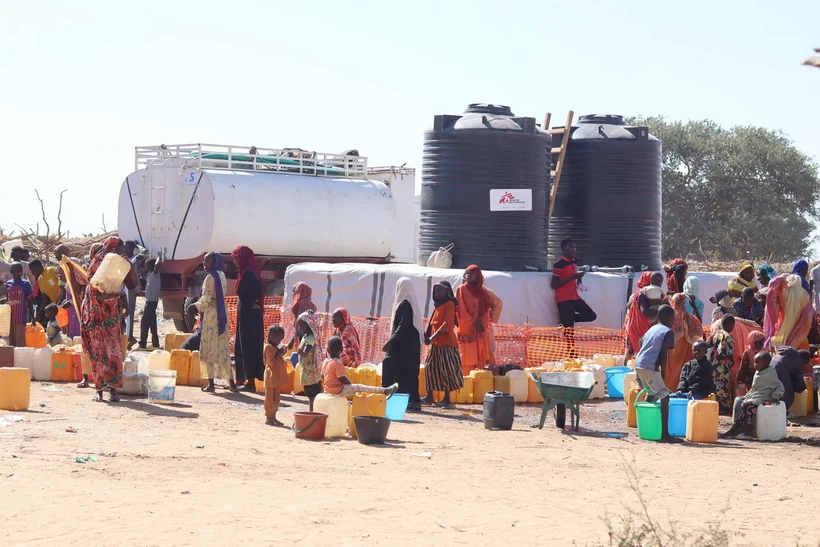 Người tị nạn Sudan sơ tán tránh xung đột sang Adre, CH Chad ngày 7/12/2023. (Ảnh: AFP/TTXVN)