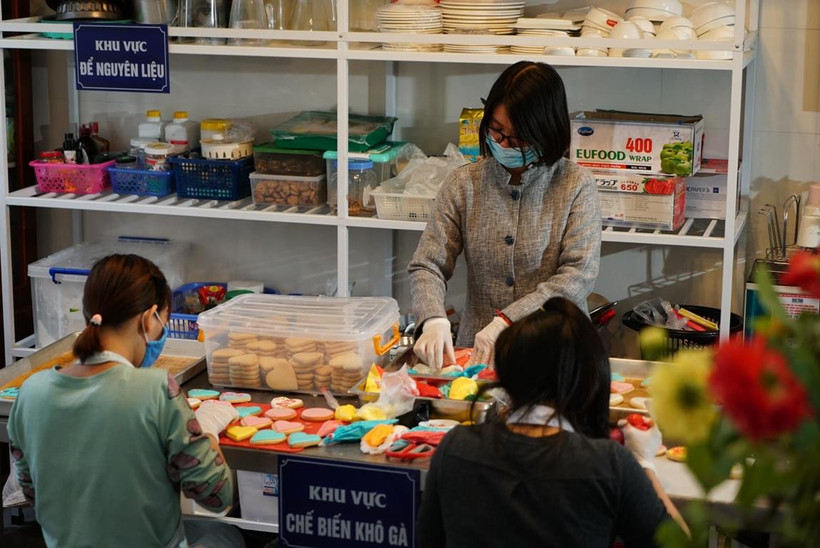 Chị Đặng Thị Hương, thành viên sáng lập HopeBox đang hướng dẫn cách làm bánh. (Ảnh: CTV/Vietnam+)