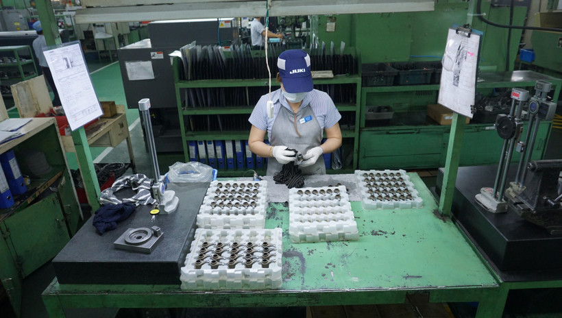 Sản xuất máy may công nghiệp và các thành phần mài tại công ty Juki Việt Nam. (Ảnh: TTXVN)