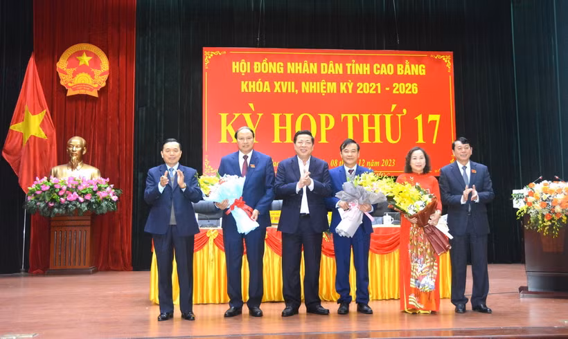 Lãnh đạo Tỉnh ủy, UBND tỉnh Cao Bằng tặng hoa Phó Chủ tịch UBND Tỉnh Hoàng Văn Thạch, Phó Chủ tịch HĐND tỉnh Hà Nhật Lệ. (Ảnh: Chu Hiệu/TTXVN.)
