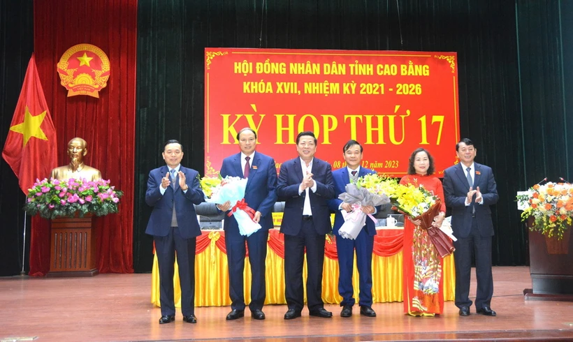 Lãnh đạo Tỉnh ủy, UBND tỉnh Cao Bằng tặng hoa Phó Chủ tịch UBND Tỉnh Hoàng Văn Thạch, Phó Chủ tịch HĐND tỉnh Hà Nhật Lệ. (Ảnh: Chu Hiệu/TTXVN.)