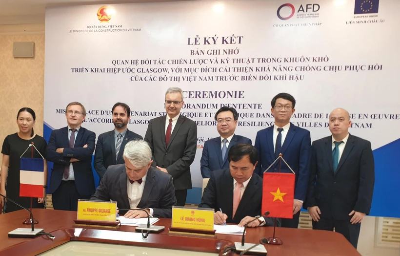 Lễ ký kết Thỏa thuận tăng cường hợp tác giữa Bộ Xây dựng Việt Nam và Cơ quan Phát triển Pháp. (Ảnh: PV/Vietnam+)