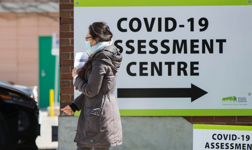 Một người dân đi qua Trung tâm xét nghiệm COVID-19 tại bệnh viện ở Toronto, Canada, ngày 9/4/2020. (Ảnh: THX/TTXVN)