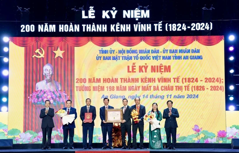 Lãnh đạo tỉnh An Giang và tỉnh Kiên Giang nhận Quyết định xác lập kỷ lục Việt Nam tôn vinh kênh Vĩnh Tế: “Kênh đào thủ công trong khu vực biên giới dài nhất Việt Nam.” (Ảnh: Thanh Sang-TTXVN)