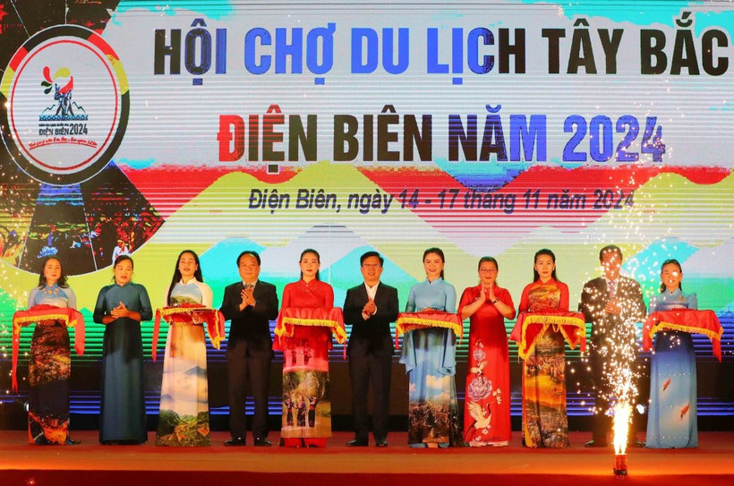 Đại biểu tham gia cắt băng khai mạc hội chợ. (Ảnh: Phan Quân/TTXVN)