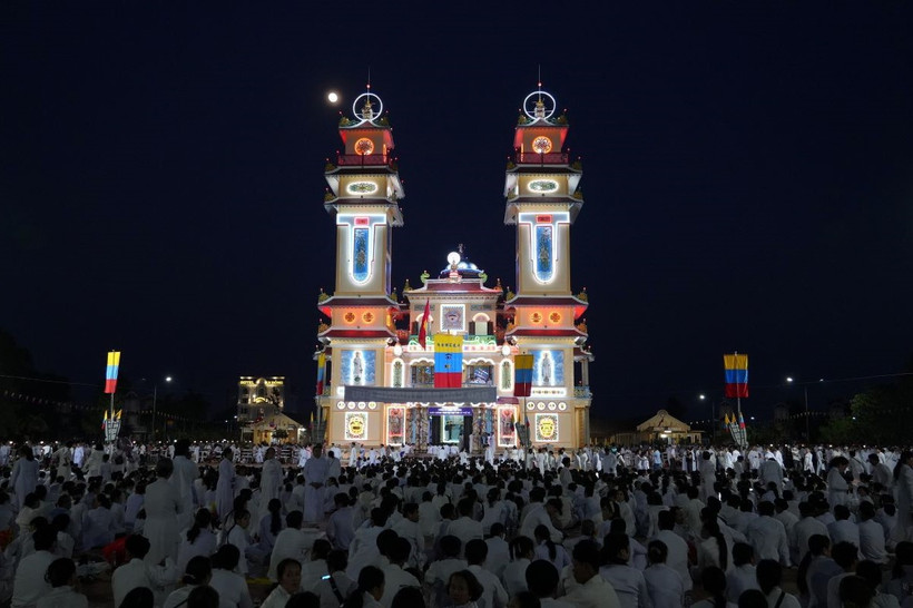 Đông đảo chức sắc, người theo đạo Cao Đài tham dự lễ kỷ niệm 100 năm hoằng khai Đại Đạo Tam Kỳ Phổ Độ tại Tòa Thánh Cao Đài Tây Ninh. (Ảnh: Minh Phú/TTXVN)