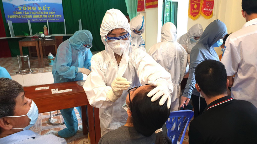 Cán bộ y tế lấy mẫu xét nghiệm người dân ở phường Ngọc Hà (thành phố Hà Giang, Hà Giang). (Ảnh: Minh Tâm/TTXVN)