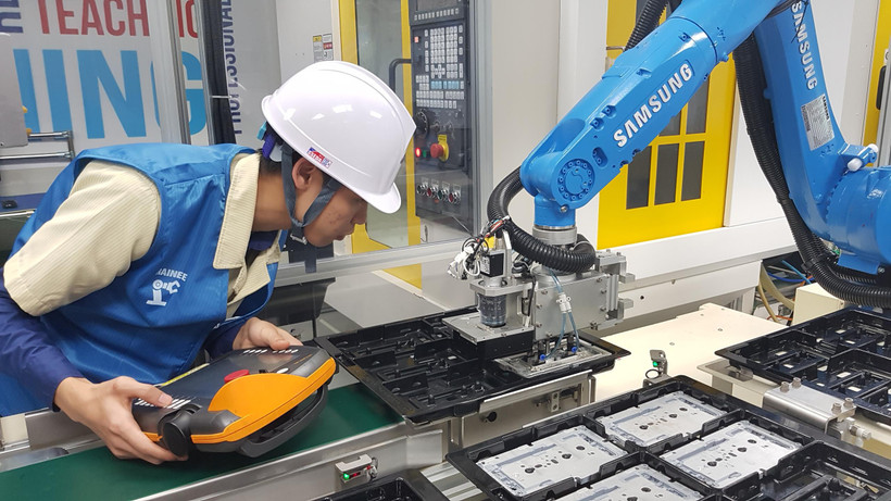 Nhân viên Samsung tham gia chương trình đào tạo Kỹ thuật cao tại công ty. (Ảnh: Linh Trang/Vietnam+)