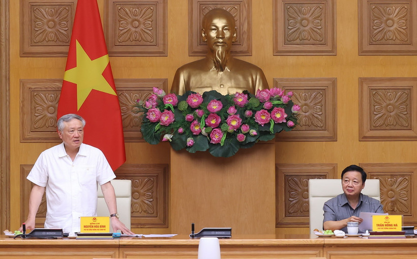 Phó Thủ tướng Thường trực Nguyễn Hòa Bình và Phó Thủ tướng Trần Hồng Hà chủ trì cuộc họp. (Ảnh: Văn Điệp/TTXVN)