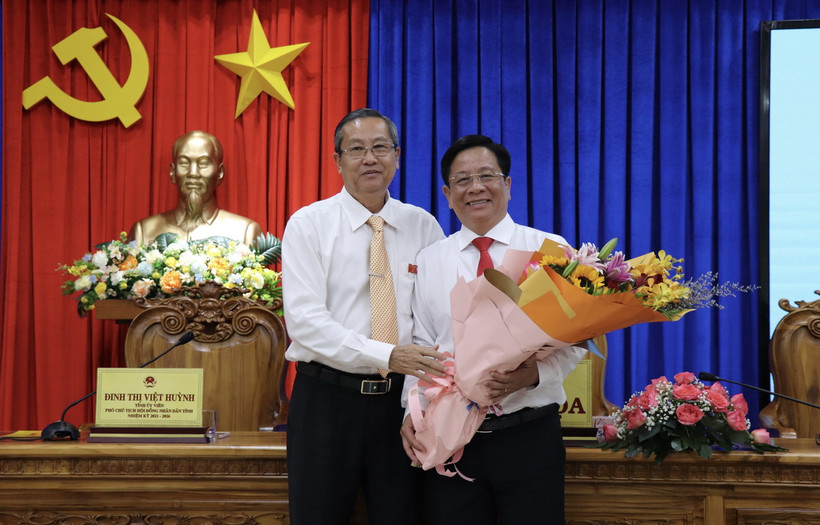 Ông Lê Văn Nưng, Chủ tịch HĐND tỉnh An Giang (trái) tặng hoa chúc mừng tân Chủ tịch UBND tỉnh An Giang Hồ Văn Mừng. (Ảnh: Thanh Sang/TTXVN)