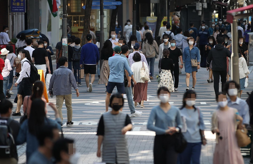  Người dân đeo khẩu trang phòng lây nhiễm COVID-19 tại Seoul, Hàn Quốc, ngày 20/9/2020. (Ảnh: Yonhap/ TTXVN)