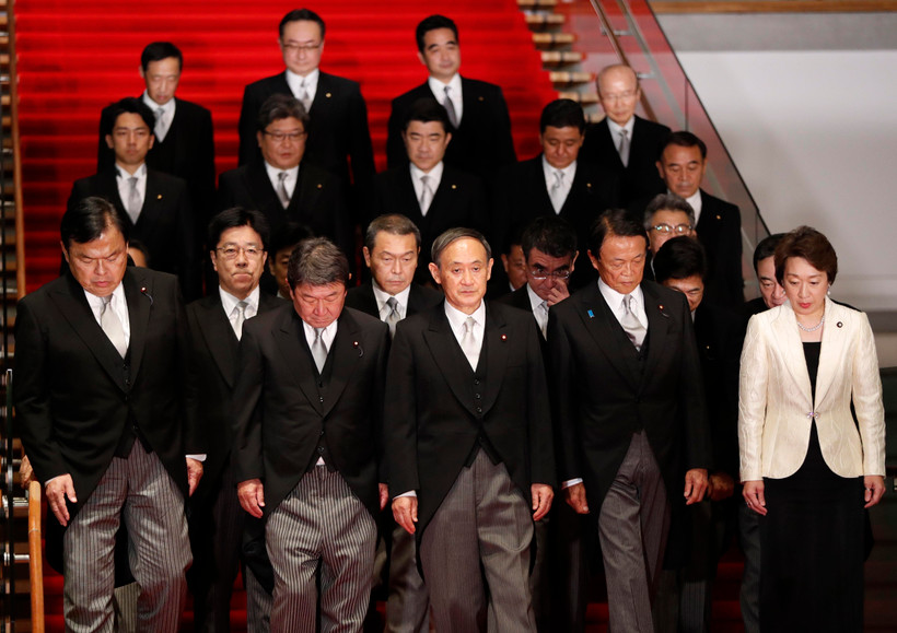 Thủ tướng Nhật Bản Yoshihide Suga (giữa, phía trước) cùng các thành viên nội các trước cuộc họp ở Tokyo, Nhật Bản ngày 16/9/2020. (Ảnh: AFP/TTXVN)