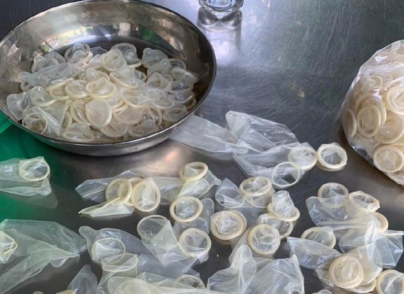 Số bao cao su đã qua sử dụng bị cơ quan chức năng thu giữ. (Ảnh: TTXVN phát)